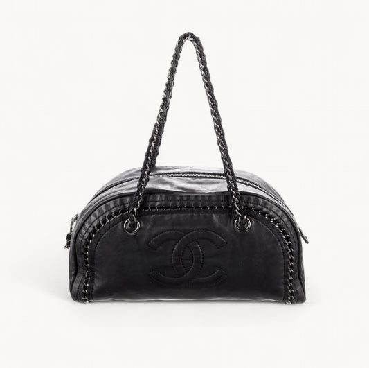 Chanel Luxe Ligne Bowler bag in black leather